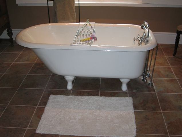 Fixture_Solid-White-Claw-foot-Tub-with-Handheld-Shower_Gallery
